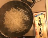 صورة لخطوة 1 من وصفة الأُودوُن udon الياباني نباتي