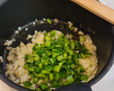 Foto del paso 2 de la receta: Guiso de patatas y merluza en amarillo