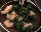 Foto del paso 2 de la receta Torcetti al fungo porcino con bechamel de espinacas, gambas y piñones