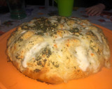 Foto del paso 5 de la receta: Pan casero de ajo relleno de queso y especias🥯🧄🧀🌿