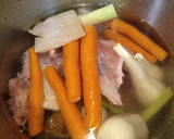 Foto del paso 1 de la receta: Caldo básico de verduras y pollo