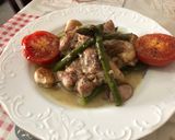 Foto del paso 8 de la receta: Muslo de pollo deshuesado al horno con espárrago triguero y tomate y VIDALIM