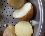 A picture of step 2 of Aloo paratha.