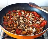 Foto del passaggio 5 della ricetta Orecchiette con cozze, zucchine, fiori di zucchine e pomodori
