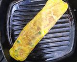 Foto langkah ke 4 dari resep Telur Dadar Gulung.