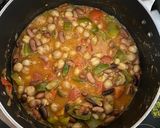 A picture of step 4 of Easy chickpea and kidney beans chilli.