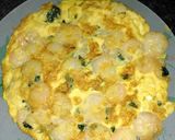 Foto del paso 2 de la receta: Tortilla de gambas con ajo y perejil