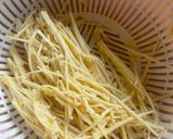 Gambar langkah 4 resipi Cendawan Enoki Goreng.