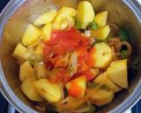 Foto del paso 4 de la receta: Guiso de patatas mantecosas con ajos, cebolla y pimiento verde