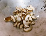 รูปขั้นตอนการทำที่ 6 ของ ผัดเห็ดหอมนางรม🍄🦪