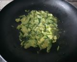 Foto del passaggio 2 della ricetta Zucchine con l' uovo