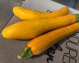 Une image de l'étape 1 de Courgettes jaunes aux tomates, poivrons verts et herbes de Provence.