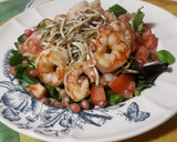 Foto del paso 4 de la receta: Ensalada templada de gulas y langostinos