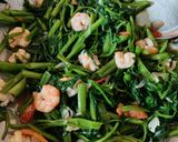 Foto langkah ke 3 dari resep Tumis Kangkung Udang.