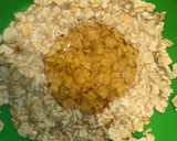 Foto del paso 2 de la receta: Galletitas de avena al microondas sin gluten (con coco, pasas y miel)