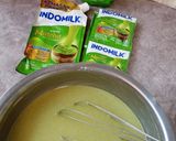 Foto langkah ke 5 dari resep Puding Kukus Matcha Tabur Kismis.