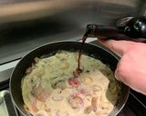 Foto del paso 4 de la receta: Salmón rosado con salsa de hongos