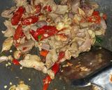 รูปขั้นตอนการทำที่ 5 ของ กระเพราผัดเครื่องในไก่