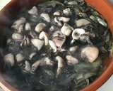 Foto del paso 3 de la receta: Chipirones negros encebollados