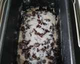 Foto del paso 2 de la receta: Pan de leche con🍇 pasas, pepitas de 🍫y coco (en panificadora)