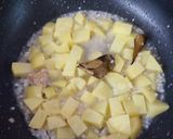 Foto langkah ke 3 dari resep Tumis Ayam Kentang.