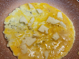 Tortilla abierta con quesos, sobrasada, cherrys y aguacate