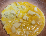 Foto del paso 2 de la receta: Tortilla abierta con quesos, sobrasada, cherrys y aguacate