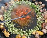 Foto del paso 7 de la receta: Paella con alcachofas, habas y ajos tiernos, carne y albondiguitas