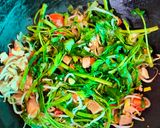 Foto langkah ke 3 dari resep Tumis Kangkung Toge.
