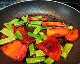 Foto del paso 2 de la receta: Arroz con costillejas, judías verdes y guisantes