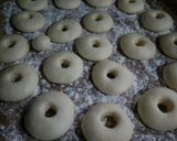 Foto langkah ke 5 dari resep Donat tanpa telur tanpa kentang(awet empuk 2 hari).