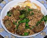 รูปขั้นตอนการทำที่ 5 ของ กะเพราไข่เยี่ยวม้าหมูสับ