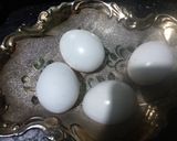 A picture of step 1 of Egg bhurji.