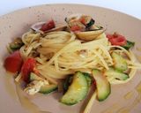 Foto del passaggio 5 della ricetta Linguine vongole di mare zucchine e pomodorini