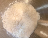 Foto del paso 4 de la receta Bizcocho de coco y lima con glaseado de coco rosa