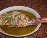 Foto del paso 2 de la receta: Paletilla de cordero al horno con hierbas aromáticas y guarnición de gajos de patata y tomate asados