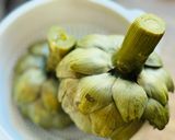 Hình bước làm 2 của món 🌱 Bông Atiso Luộc Chấm Sốt Dấm Mù Tạt (Vegan)
