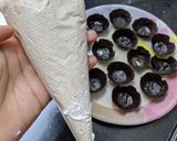चॉकलेट कप केक (chocolate cupcake recipe in marathi) रेसिपी स्टेप 3 फोटो