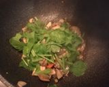 รูปขั้นตอนการทำที่ 5 ของ เห็ดออรินจิหมูสับผัดขึ้นฉ่าย สูตรนี้ใช้เครื่องปรุงโซเดียมต่ำค่ะ