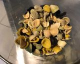 Une image de l'étape 1 de Salade de pâtes marinée aux tomates, concombre, courgette, oignon de roscoff et Lonzo.