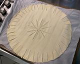 Une image de l'étape 4 de Couronne feuilletée au pesto, gouda et coriandre.