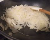 Foto del paso 1 de la receta: Huevos con cebolla frita