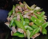 咸豬肉炒西芹的食譜步驟4照片