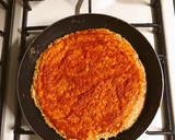 Foto del paso 5 de la receta: Pizza Margarita a base de avena y zucchini con queso de almendras y albahaca fresca