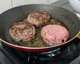 Foto langkah ke 5 dari resep Burger Mozza super simple.