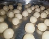 गुलाबजामुन मिश्रण के गुलाबजामुन (Gulabjamun mishran ke gulabjamun recipe in hindi)) रेसिपी चरण 4 फोटो