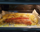 Foto del paso 3 de la receta: Salmón al horno con patatas y cebolla