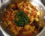 A picture of step 4 of Phool gobhi aloo Dalna.