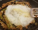 Foto del paso 6 de la receta Fideos de arroz salteados con ternera y verduras a la corcuma