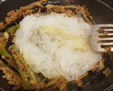 Foto del paso 6 de la receta: Fideos de arroz salteados con ternera y verduras a la corcuma